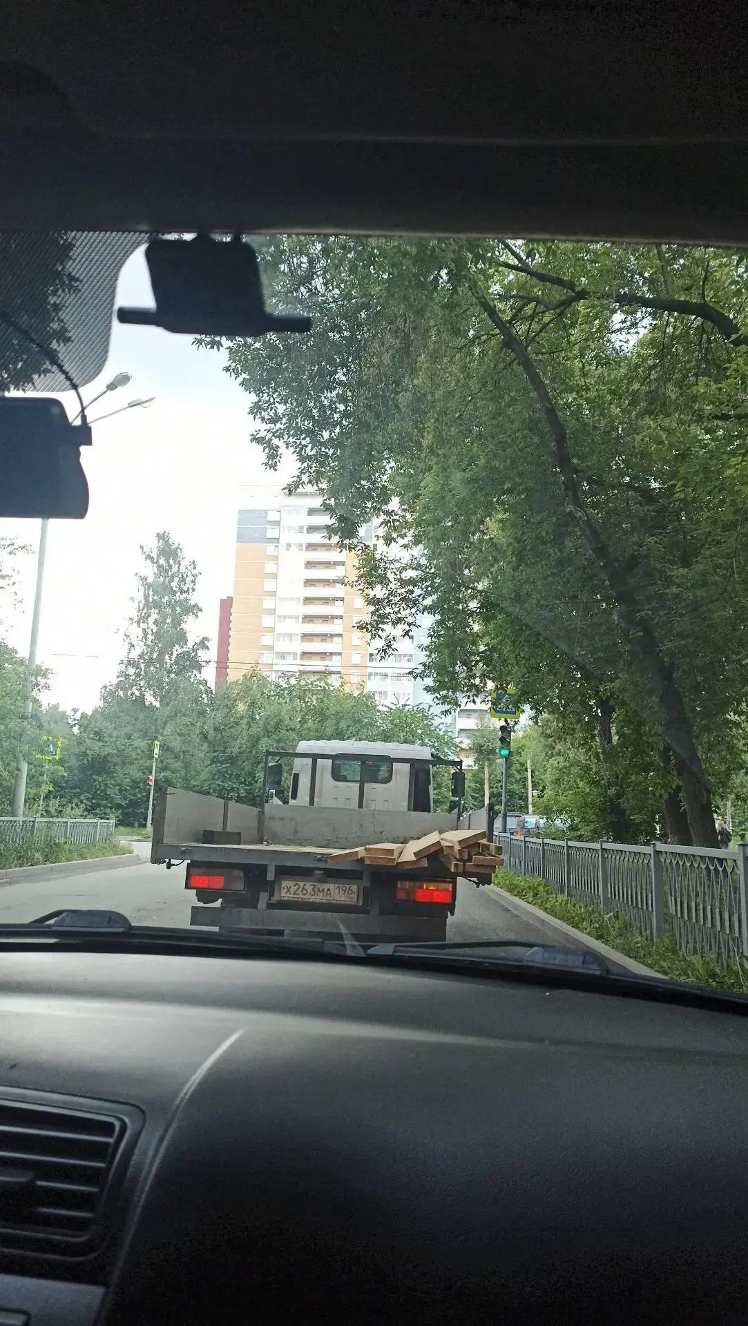 Водитель даже не удосужился закрепить доски, при повороте с Агрономической на Ферганскую, доски лета
