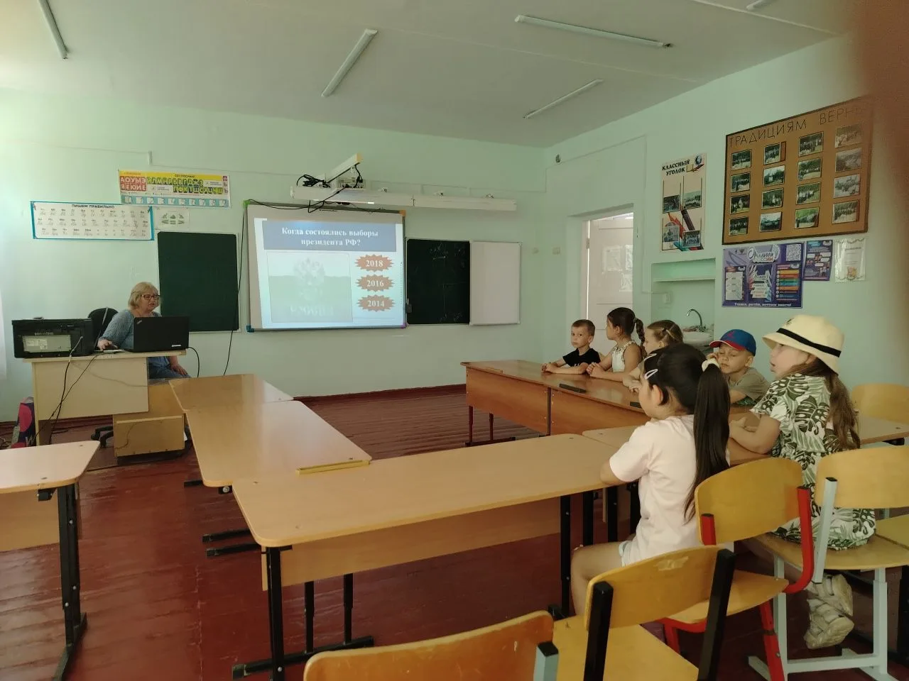 В школе №5 хутора Садового совместно с библиотекой прошло мероприятие, посвященное Дню России. Интер