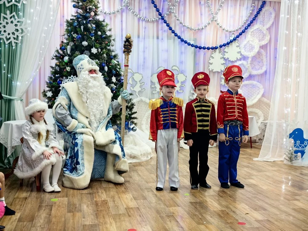 В нашем детском саду продолжаются новогодние чудеса! Звонкий детский смех, блеск еловых иголочек и я