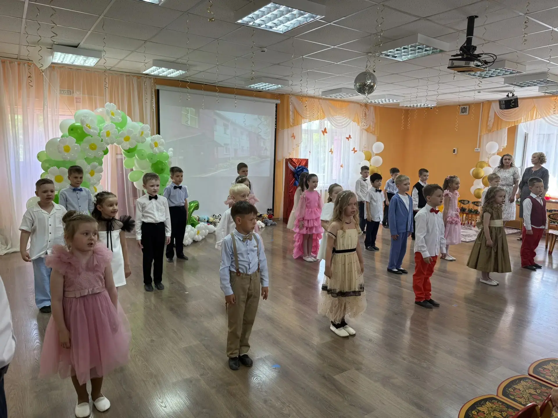 В добрый путь, наши выпускники! ✨

🎉 10 и 11 июня в нашем детском саду отгремели замечательные выпу