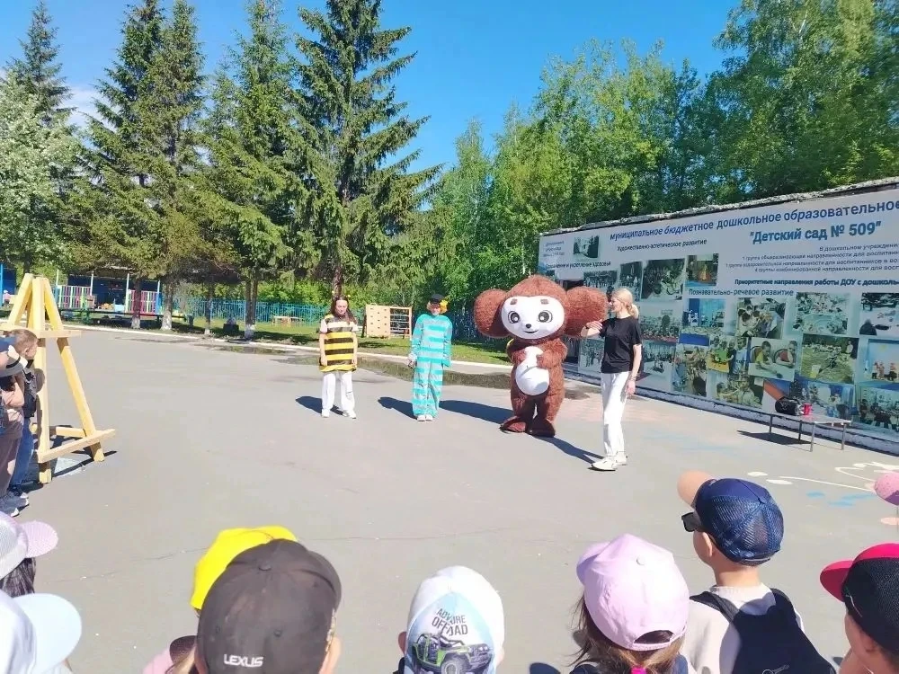 Ура! Ну вот и наступило лето!!! 🌞 

В нашем детском саду его встретили особенно ярко и весело. В пе