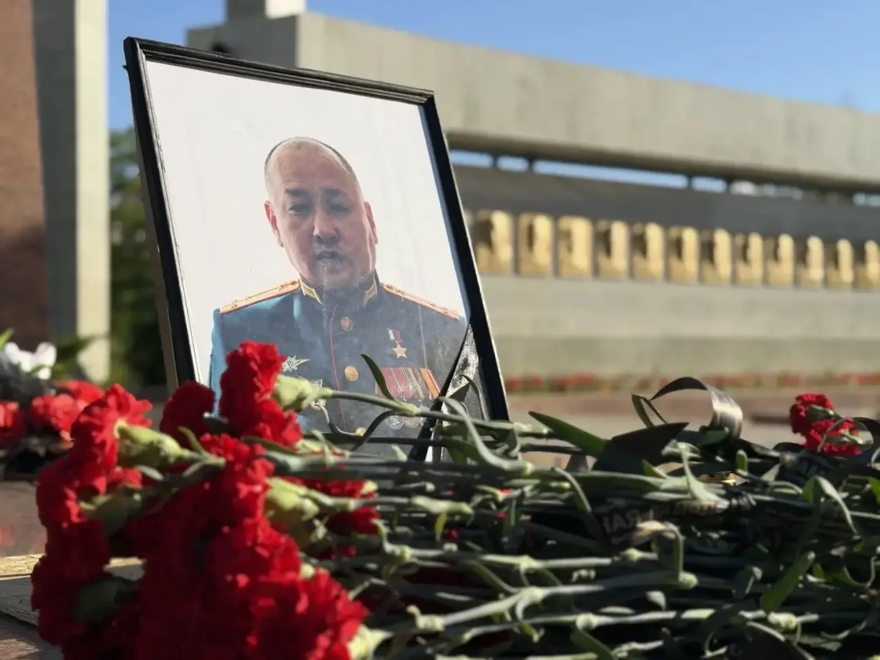 Сотрудники Минстроя Калмыкии почтили память Героя России Нарана Очир-Горяева

Сегодня сотрудники Мин