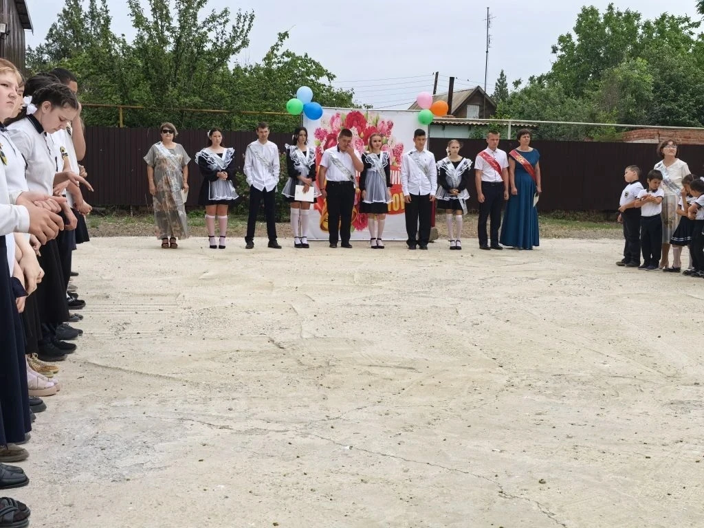 Сегодня в  нашей школе прошел праздник "Последний звонок" для учащихся 9 и 11 классов! 

 Этот важны