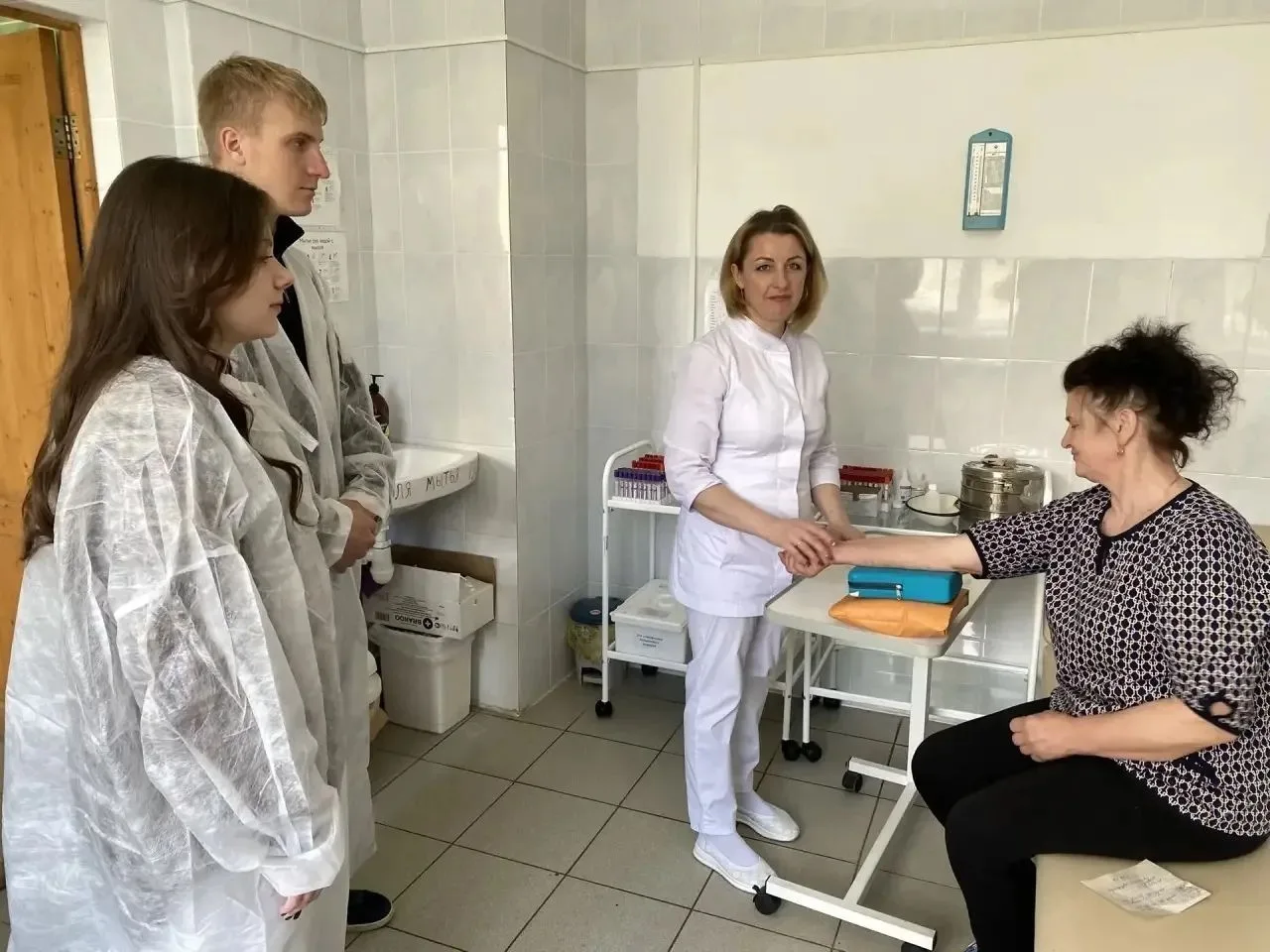 Сегодня 27.04.2026 года , в рамках профориентационных мероприятий, выпускники школ посетили  ГБУЗ "М