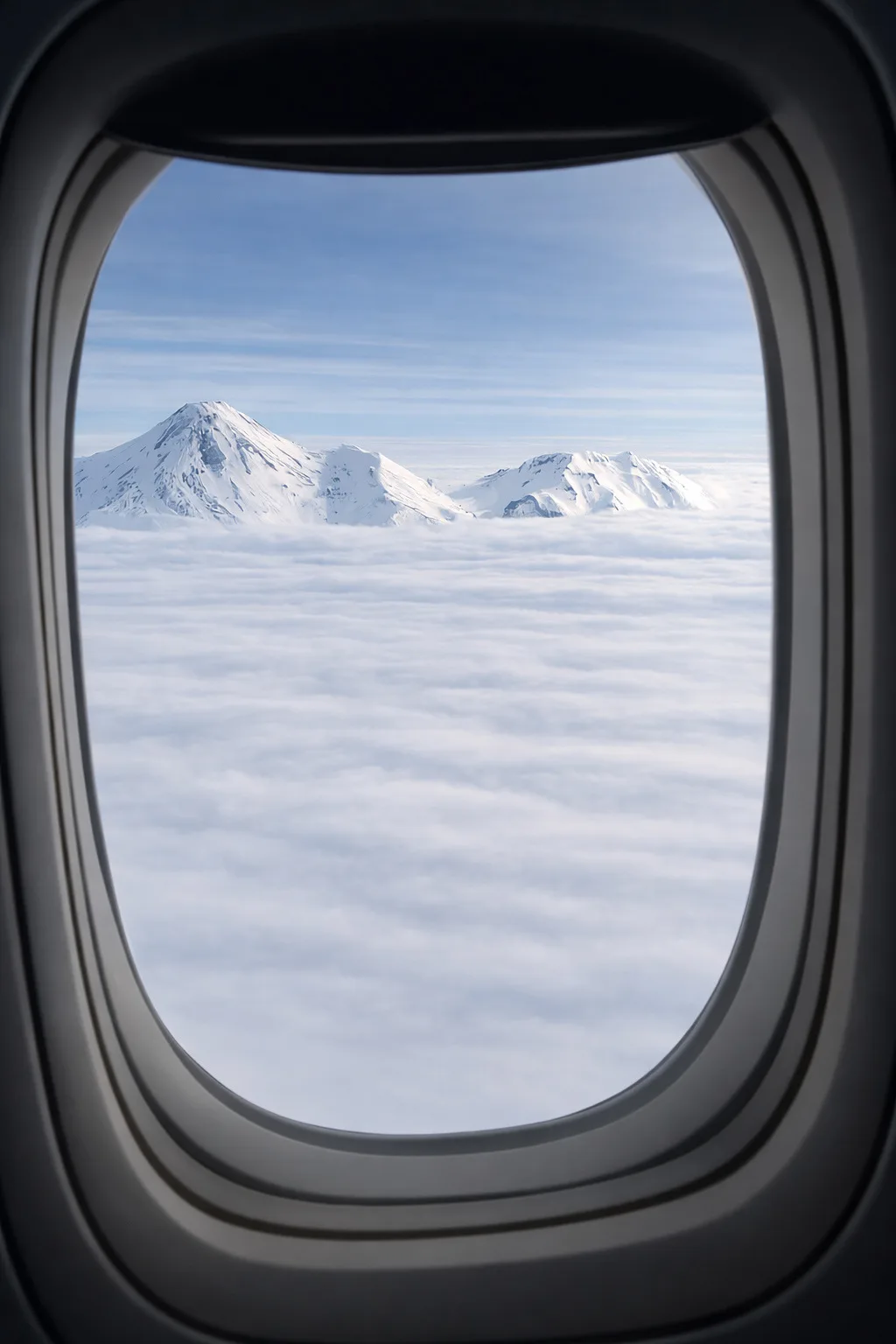 ✈️ Камчатка впечатляет…
ещё до приземления.

🌋 Именно здесь рождается вдохновение
для украшений LAV