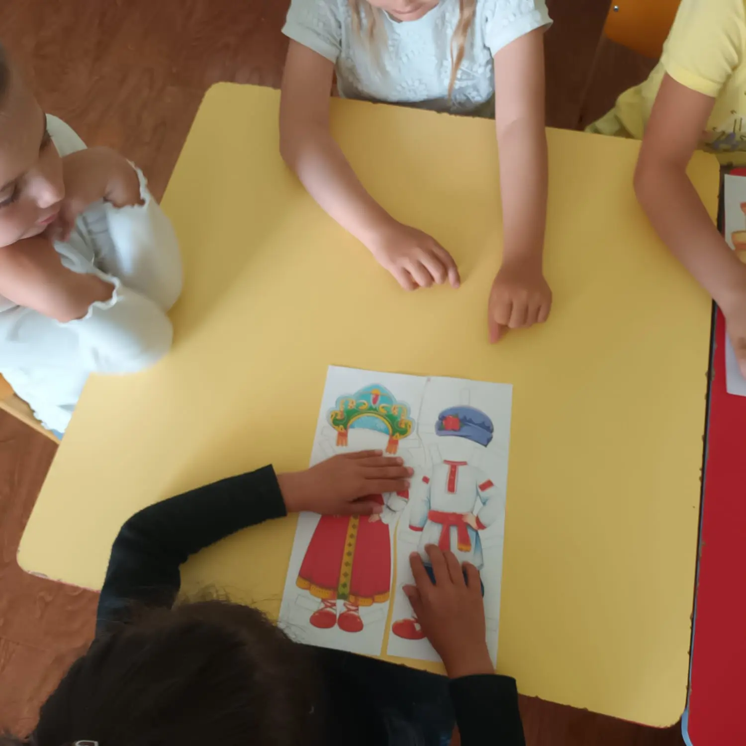 Дидактическая игра в подготовительнойгруппе"Ромашка🌼"на тему:"Костюмы народов России. "
Воспитатель