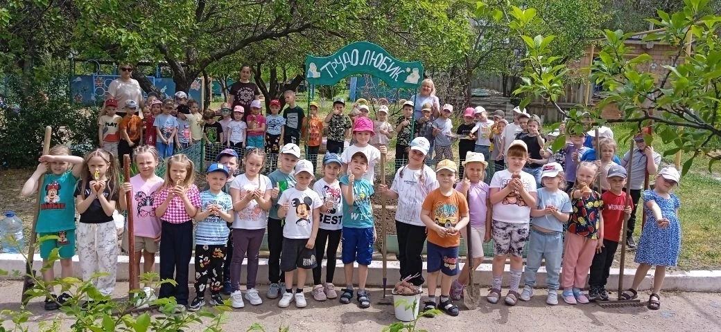 В рамках  проекта "Трудолюбик" мы провели замечательное время на свежем воздухе. Дети вместе с воспи
