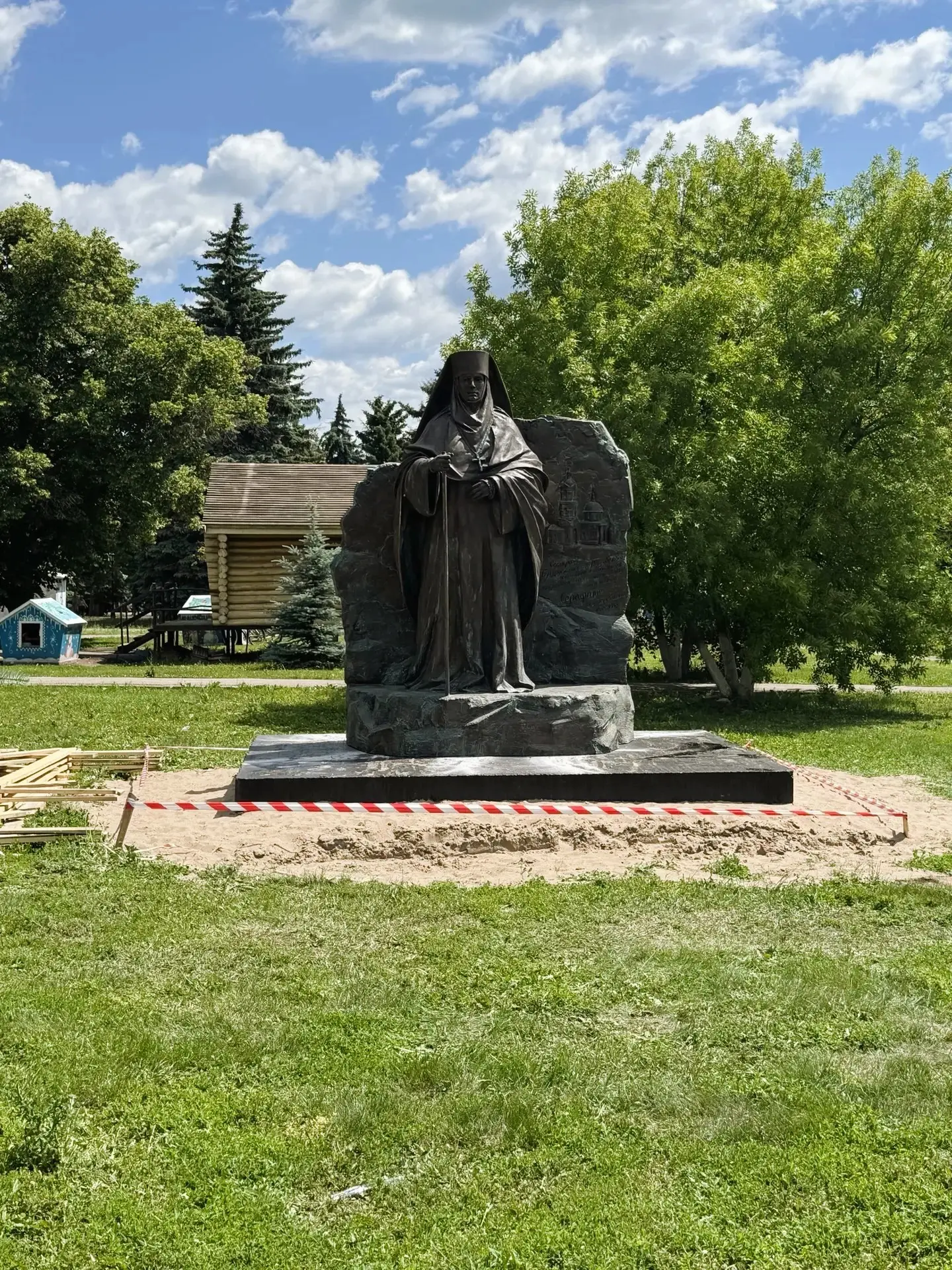 Вчера в Бугуруслан привезли и установили памятник сестрам Покровского женского монастыря и его после