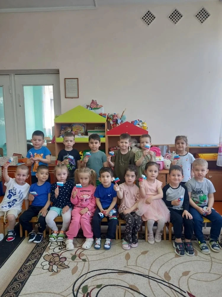 Символ страны в ладошках детей ☀️

Мастерили, клеили, творили — и вот результат! Российский триколор