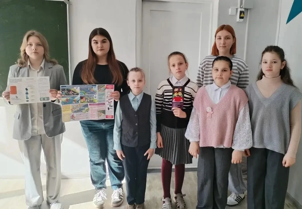 🚦 Обучающиеся МБОУ "Пятовская СОШ" провели акцию по раздаче памяток с напоминаниями о безопасности 