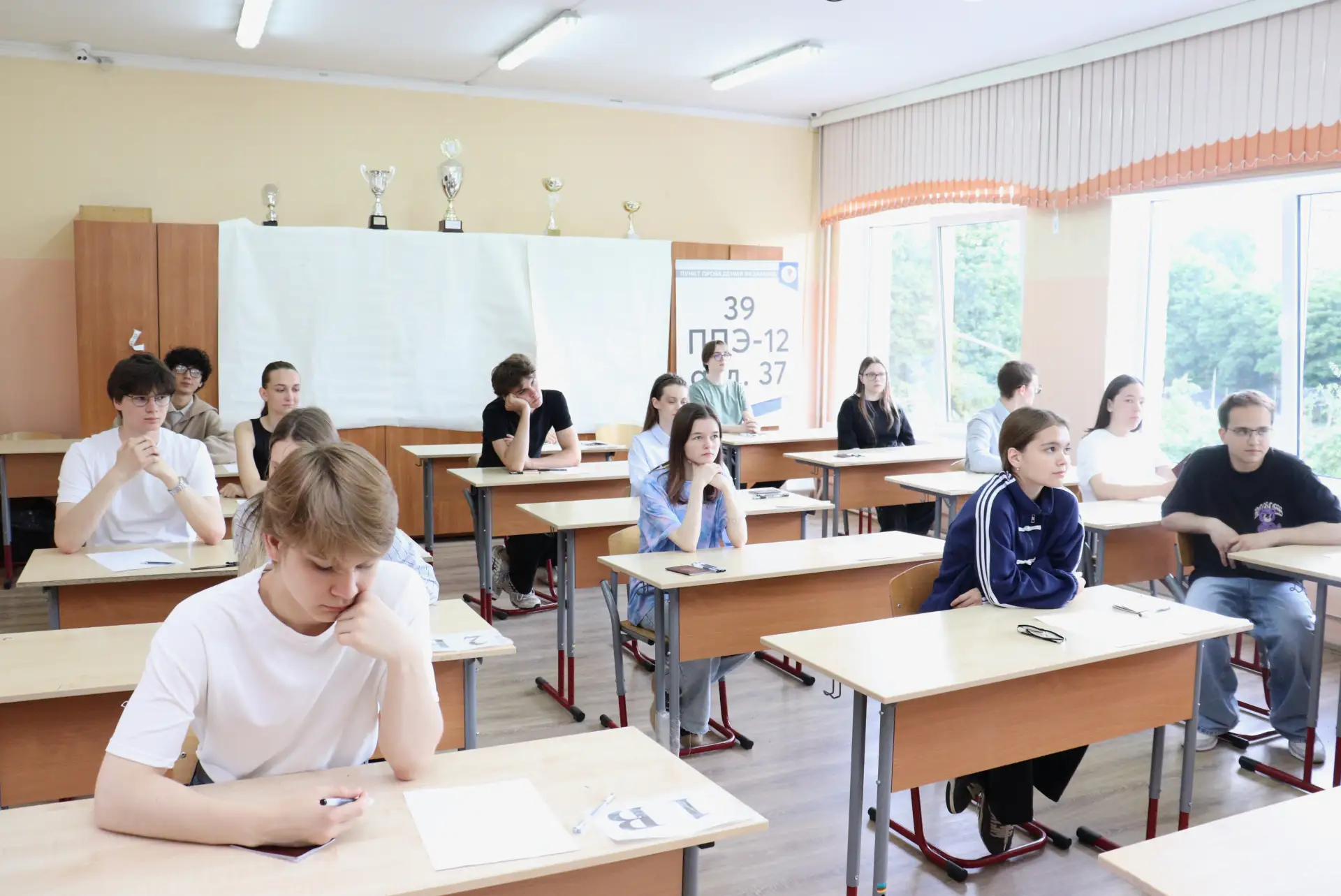 Больше 4800 выпускников написали ЕГЭ по математике ✍

ГИА прошла сегодня, 8 июня, в 25 пунктах прове