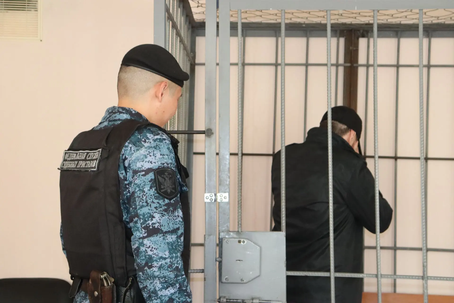 За неуплату алиментов многодетный горожанин проведет полгода за решеткой.
На исполнении в отделении 