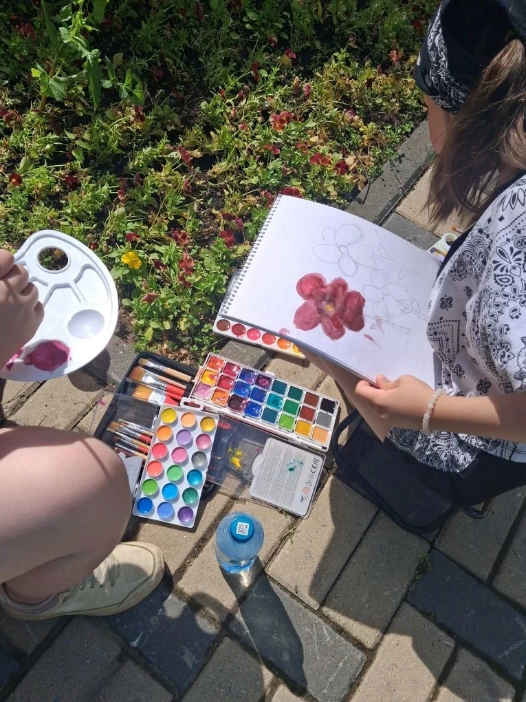 🎨 Что такое «Пленэр»?
В переводе с французского «plein air» означает «открытый воздух» . Это рисова