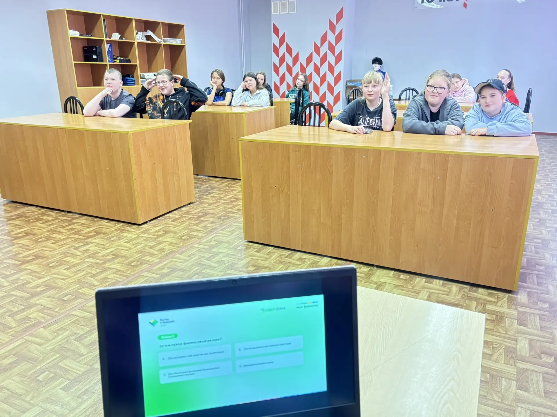 Сегодня ребята из лагеря дневного пребывания завершили изучение курса основ финансовой грамотности и