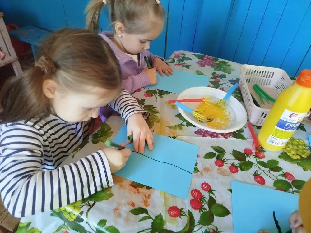 "Ловим летнее настроение"🌞
Сегодня на улице было так  хорошо,что мы решили устроить урок рисования 
