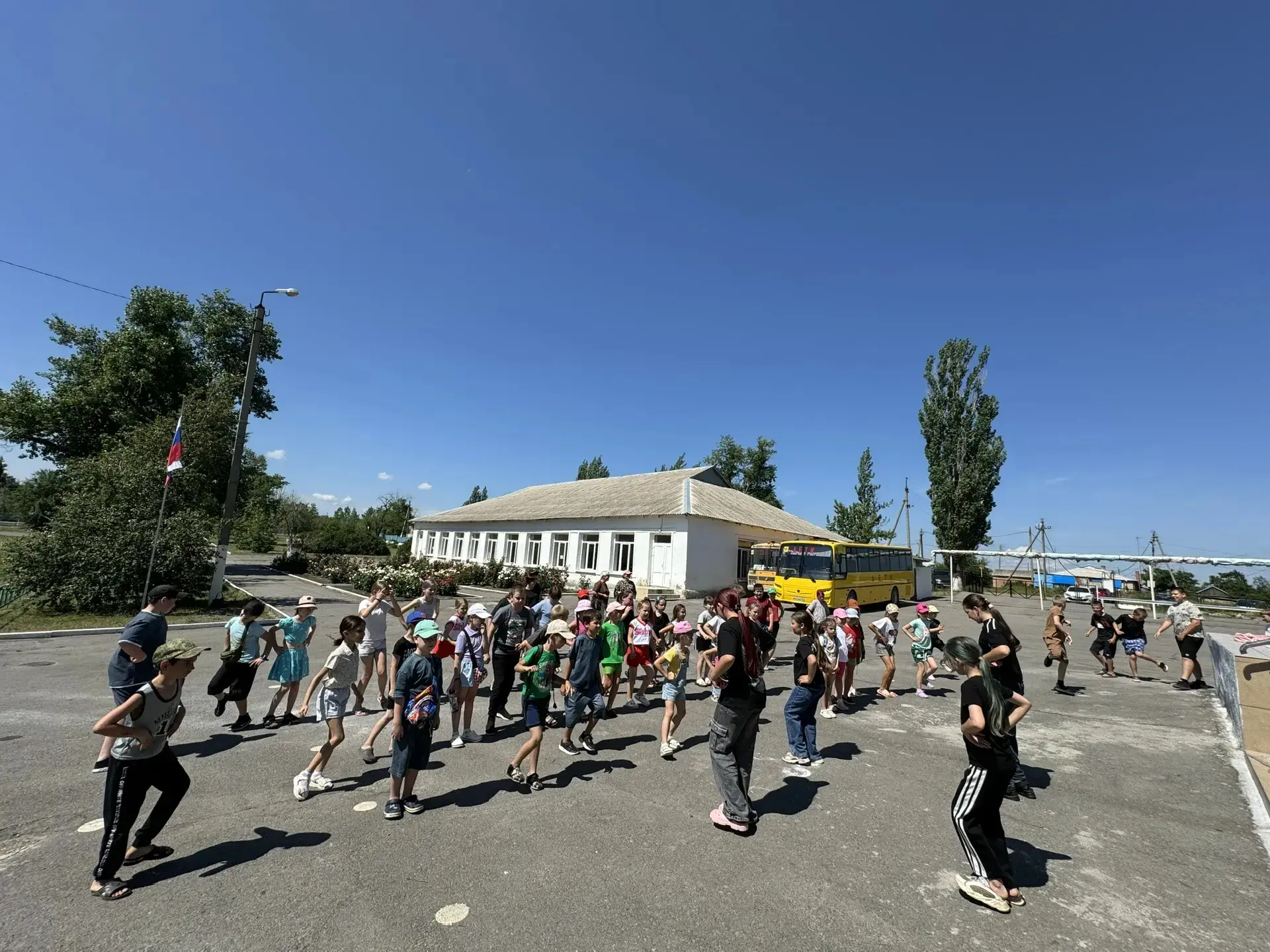 В пришкольном лагере «Одуванчик» состоялся яркий и запоминающийся день — День встречи отрядов. Этот 