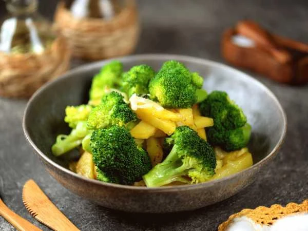 🥦 Картошка с брокколи на сковороде

Ингредиенты

• Картофель — 300 г
• Брокколи — 300 г
• Лук репча