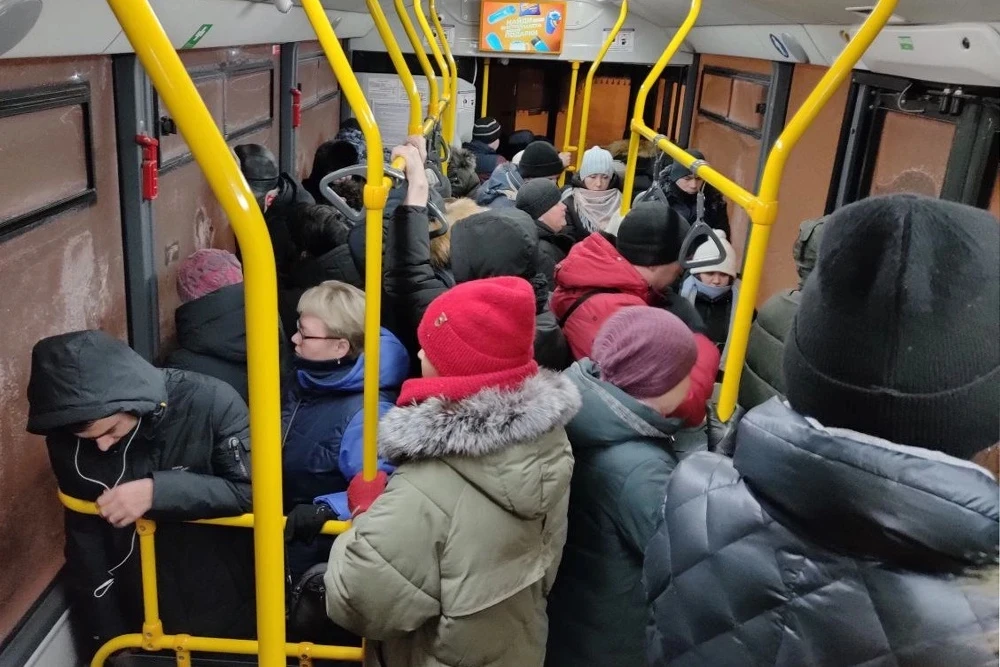 Пятница, 8 марта. Втискиваюсь в переполненный автобус и попадаю прямо в центр скандала, больше напом