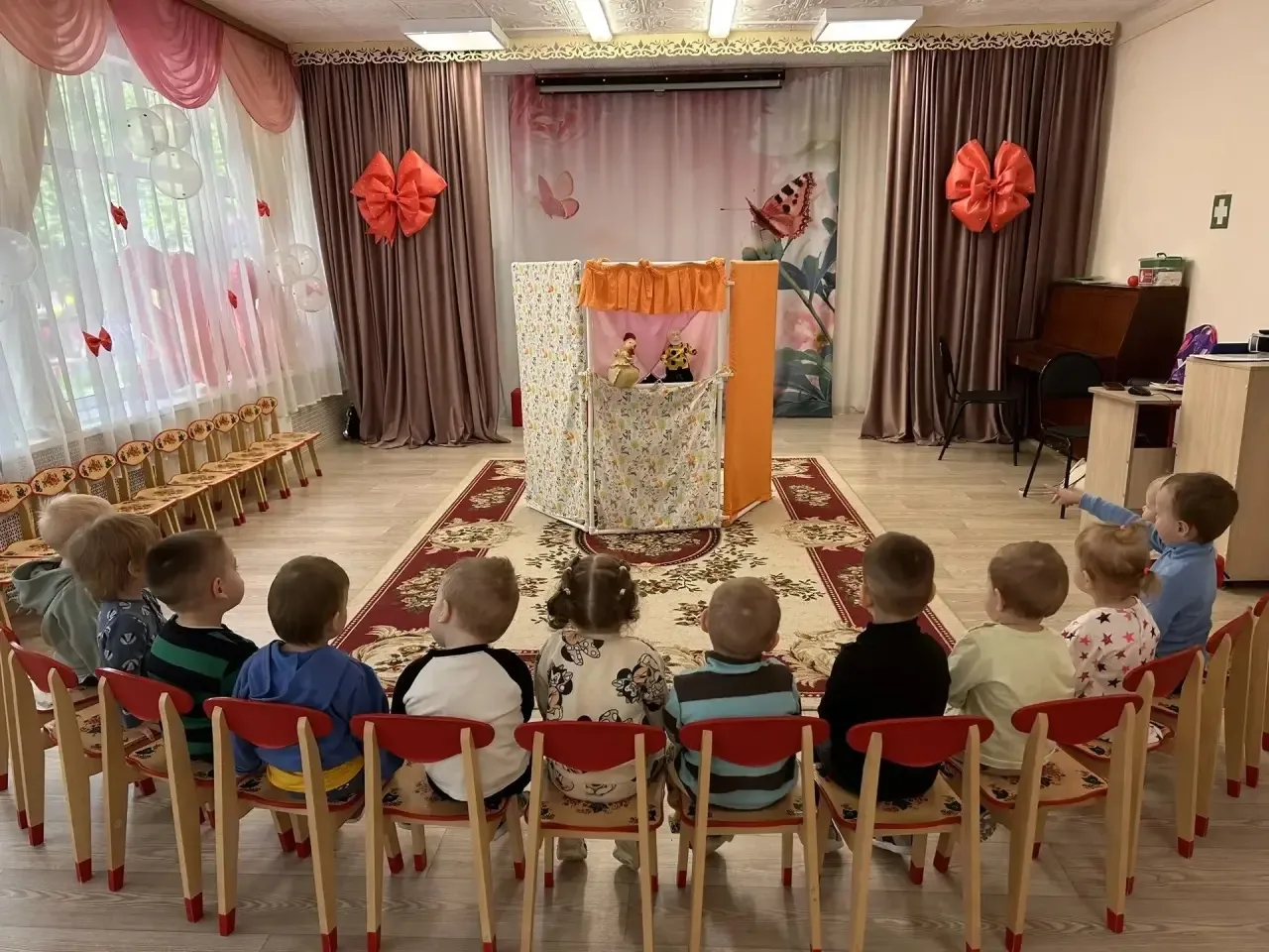 Сегодня мы провели замечательное представление - кукольный театр по сказке "Курочка ряба!"
Дети 2 гр