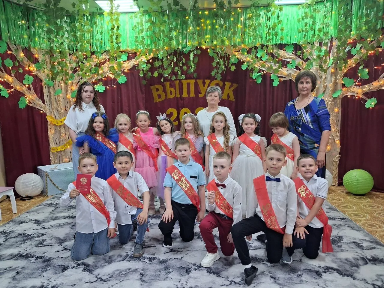🎓 Наши выпускники побывали в Лукоморье!

Выпускной в детском саду прошёл в стиле сказок Пушкина. Вм