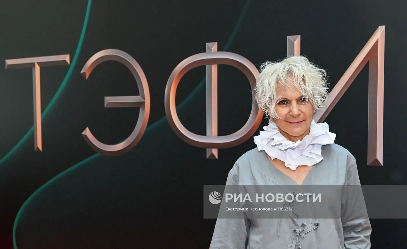 Актеры Людмила Артемьева и Андрей Федорцов перед началом церемонии награждения премии «ТЭФИ-2026» в 