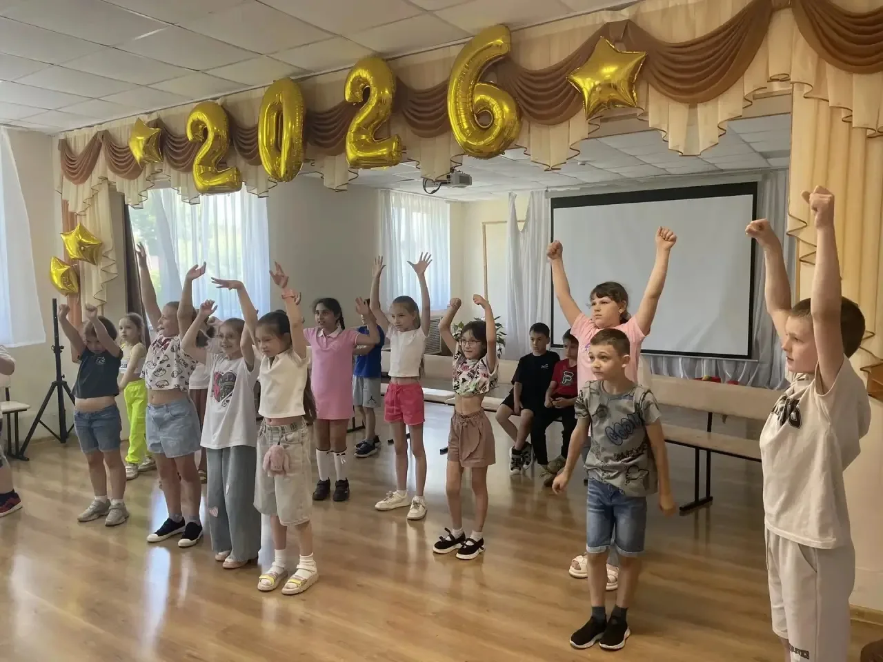Сегодня в нашем лагере случился настоящий праздник! 🎉 Конкурсы, сюрпризы, море веселья и улыбок — в