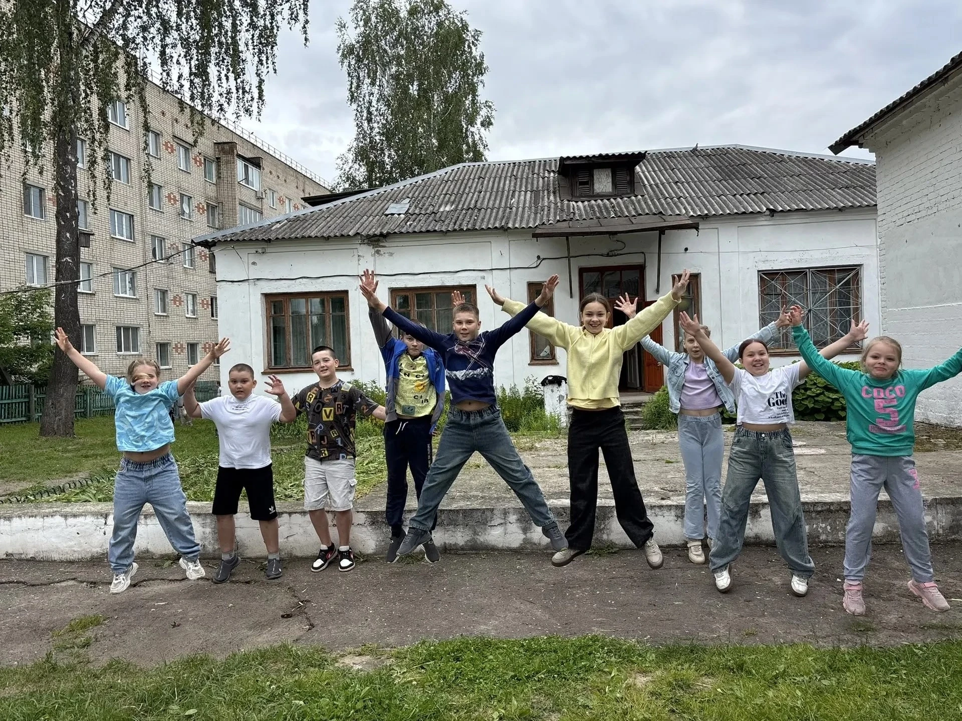 Сегодня, 4 июня, на пути  нашего лагеря встретилось  «Озеро красок», на берегу которого ребят ждали 