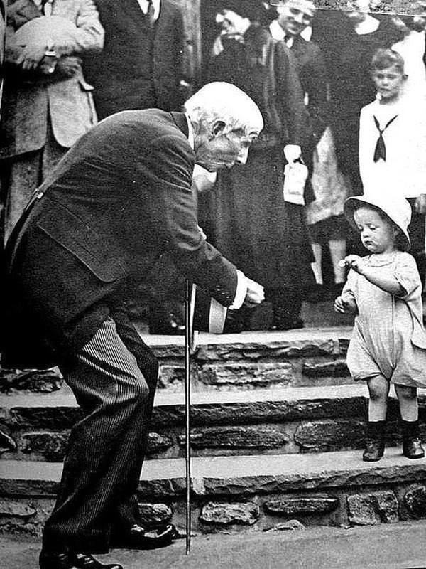 Исторический кадр 
1923 год, США 
Джон Рокфеллер - первый в мире долларовый миллиардер сделал подаро