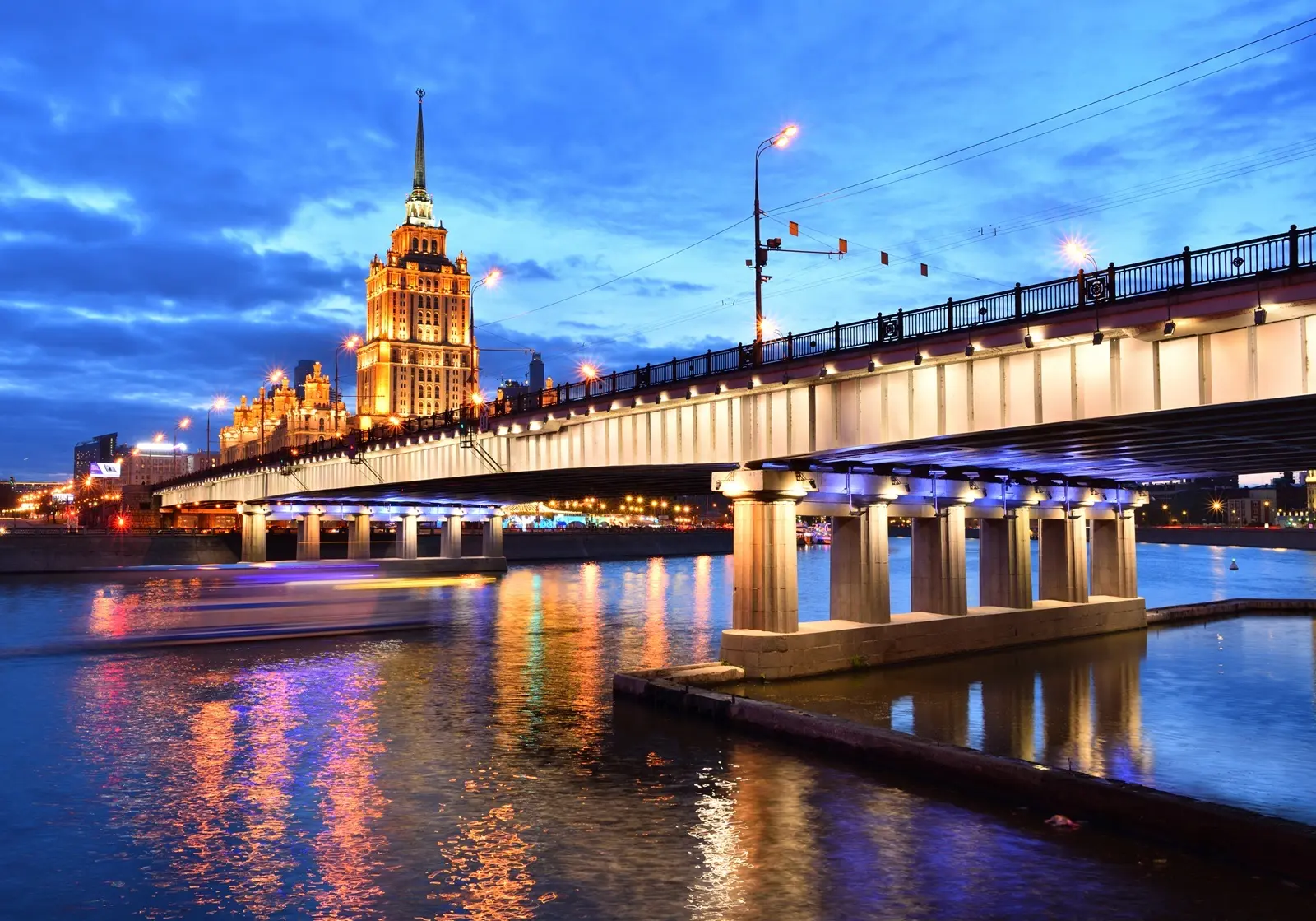 🌇Идеальные места для вечерних прогулок по городу

Насладитесь неспешными прогулками, живописными пе