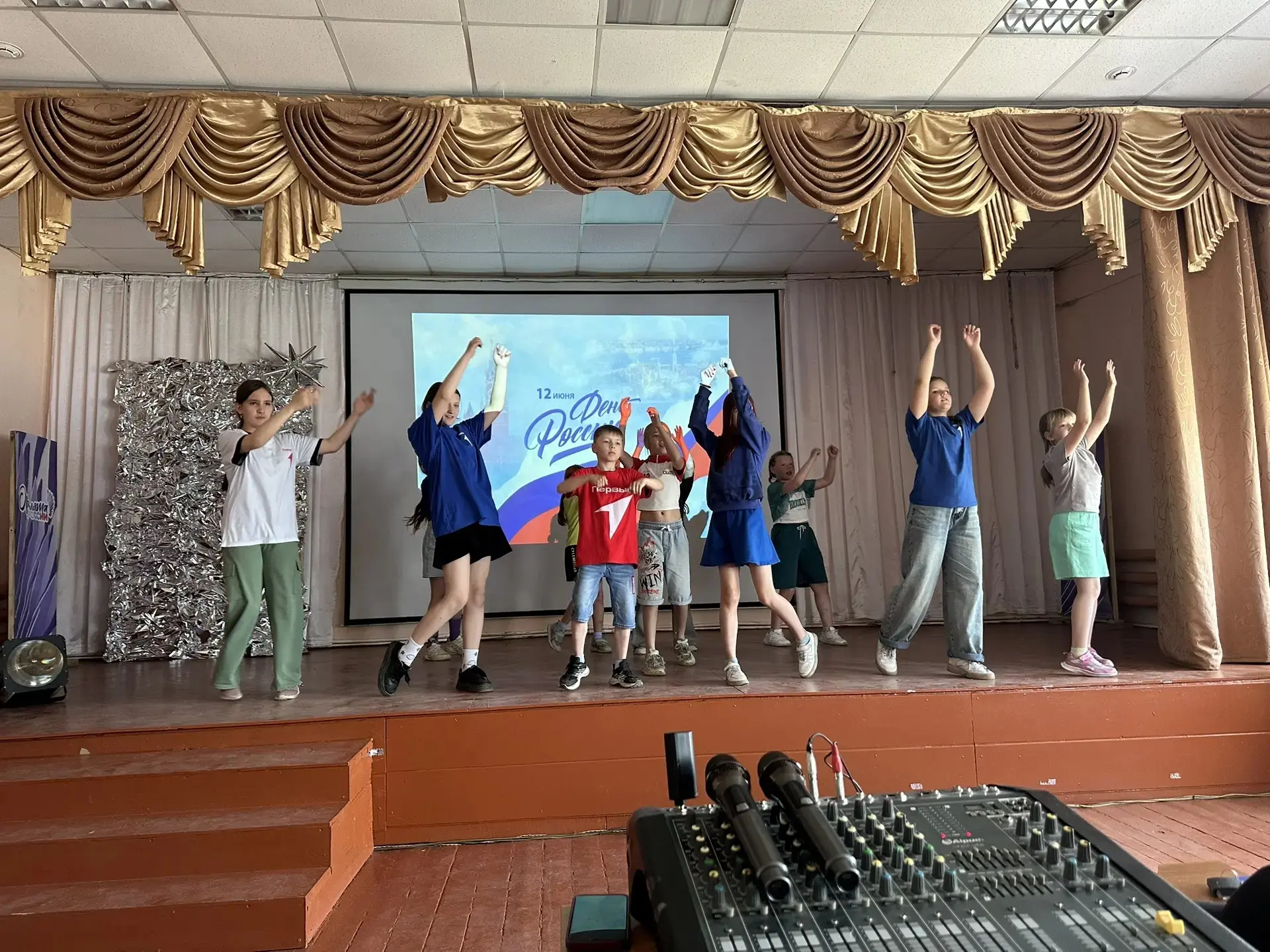 Яркий флешмоб «Я, ты, он, она – вместе целая страна», приуроченный к Дню России! 🇷🇺

Активисты Дви