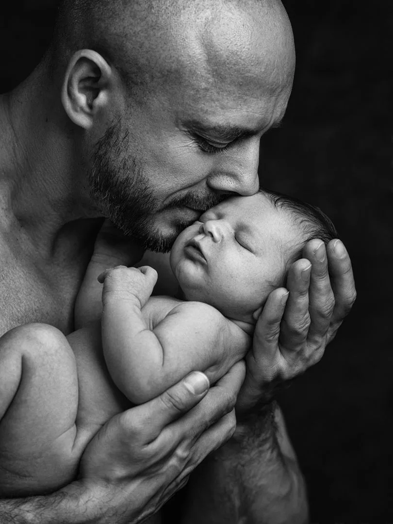 Отцовство
Эту фотографию я сделал своим друзьям когда у них родилась долгожданная дочка. Снимали пря