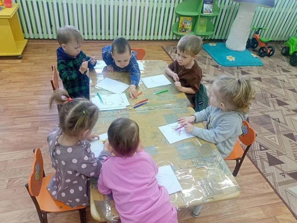 Режимные моменты в  группе.
Детский сад – одна семья.
Будем вместе – ты и я –
Радостно трудиться
И в