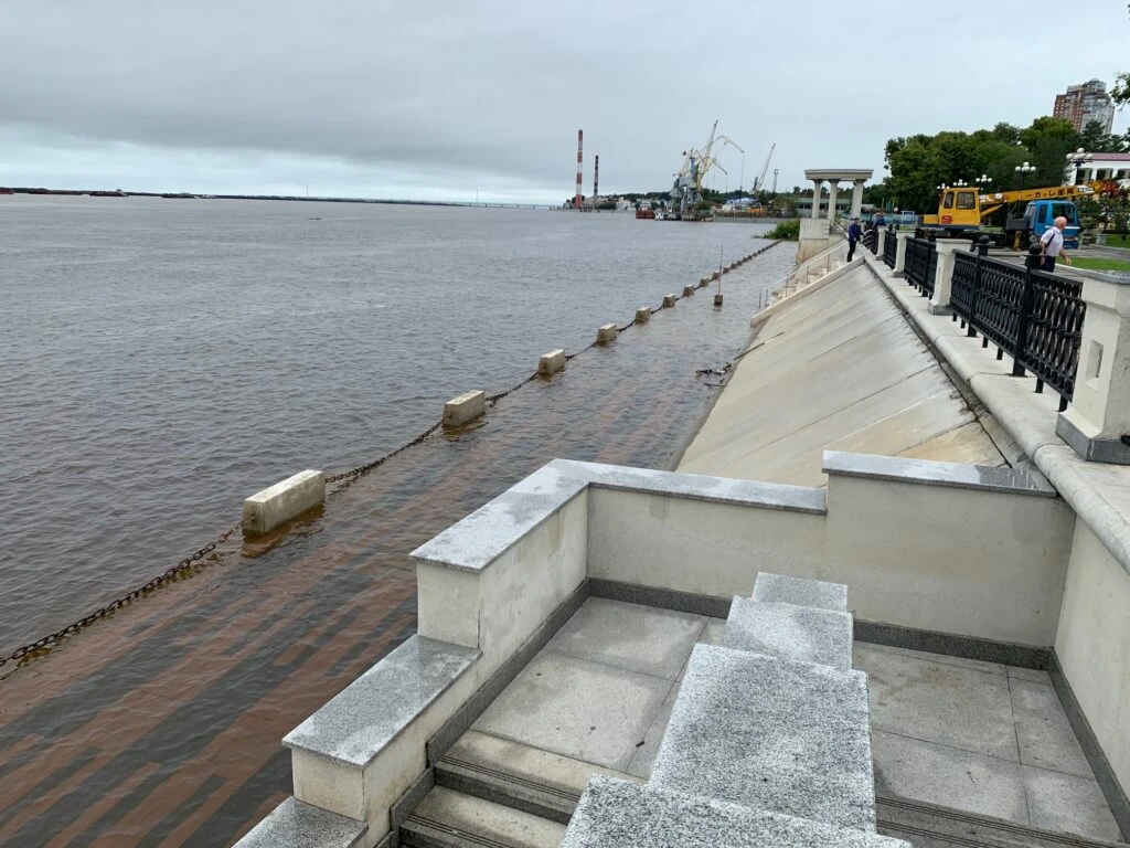Амур затопил нижнюю набережную стадиона имени Ленина в Хабаровске

Вода полностью укрыла нижний ярус
