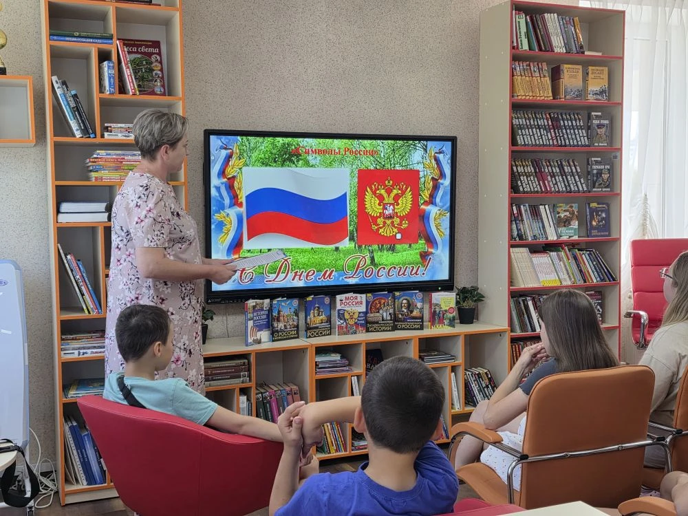 🇷🇺 Россия — Родина моя!

В преддверии Дня России в Кутейниковском Доме культуры прошел информацион