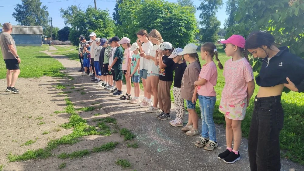 👫 Утро 8 июня в летнем пришкольном лагере «Непоседы» выдалось солнечное и жаркое. Перед завтраком д