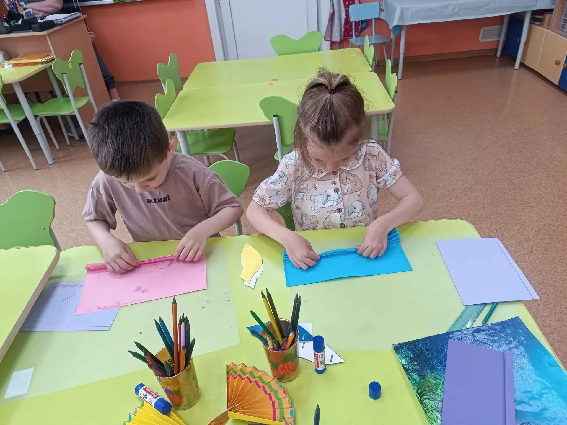 Ребята старшей группы делали птицу счастья! ✨
В нашей группе царила настоящая творческая атмосфера. 