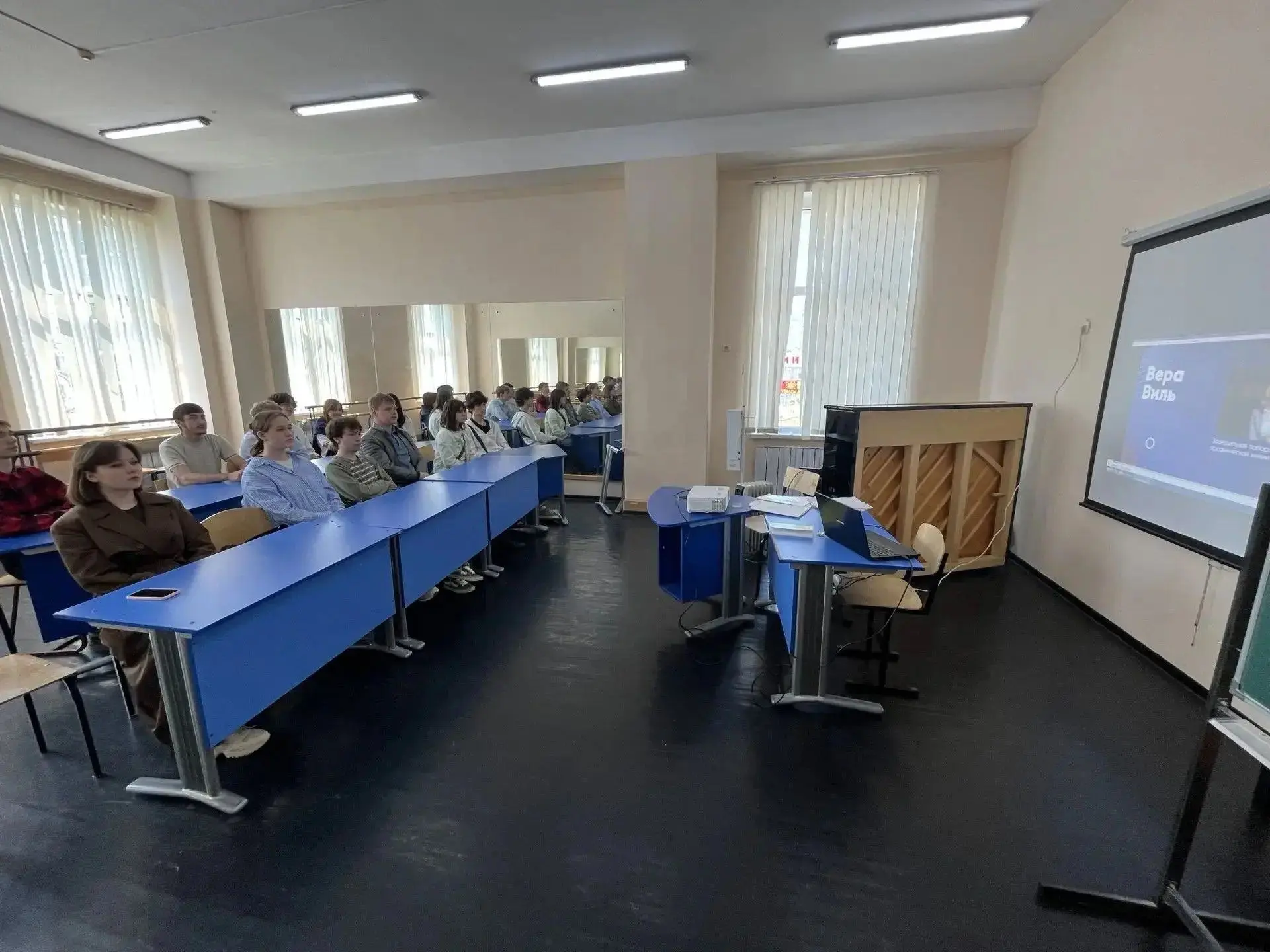 Проект «Разговоры о важном» прошел в Ростовском колледже искусств.

Каждый понедельник во всех школа