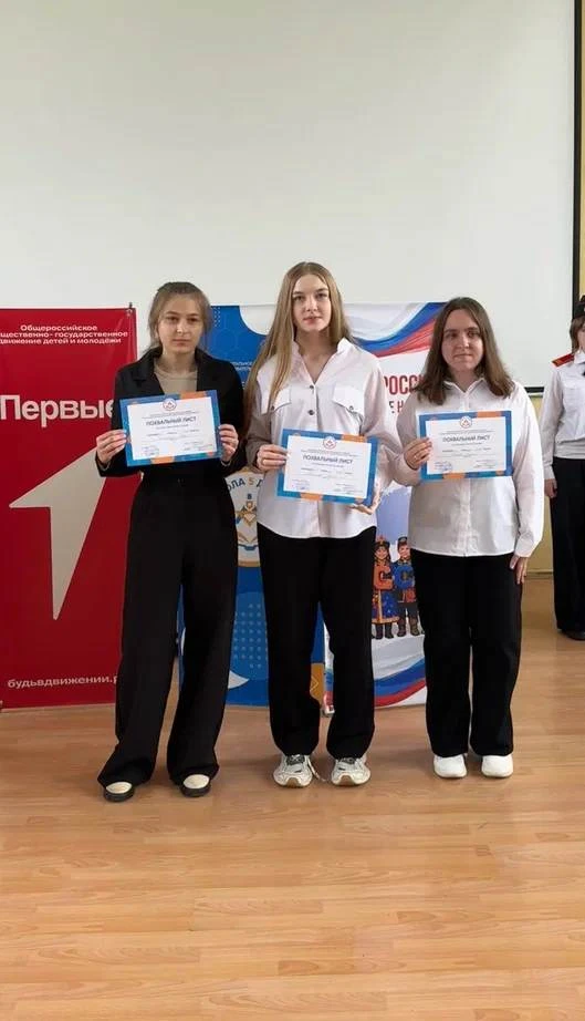 ⭐️Завершаем учебный год и желаем хороших каникул!⭐️
25 мая в школе прошли линейки, на которых состоя