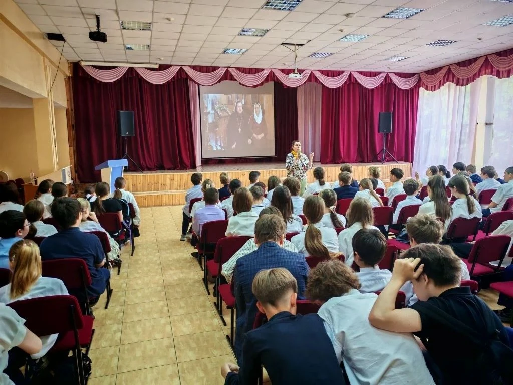 В нашей школе прошёл показ фильма «Семейный код: беседа о главном»
 
Сегодня для наших учащихся и пе