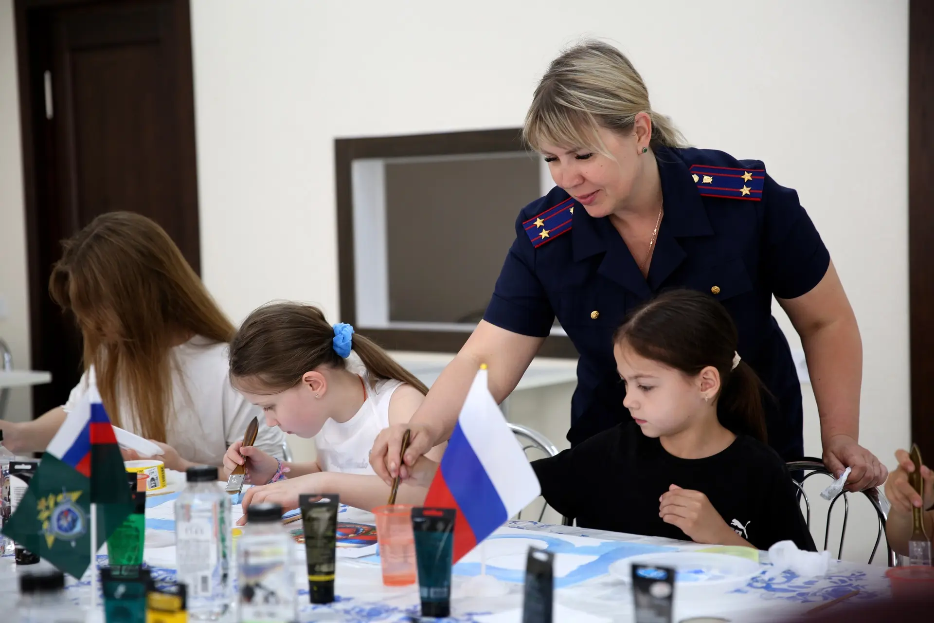 📹В канун Дня России проведен творческий мастер-класс по рисованию для детей крымских следователей

