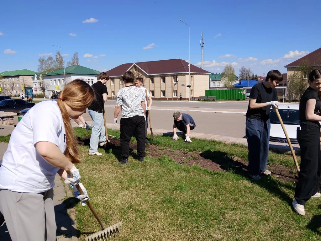 🌷 Ученики 10 класса на благоустройстве Площади Победы!

Сегодня наши старшеклассники дружно вышли н