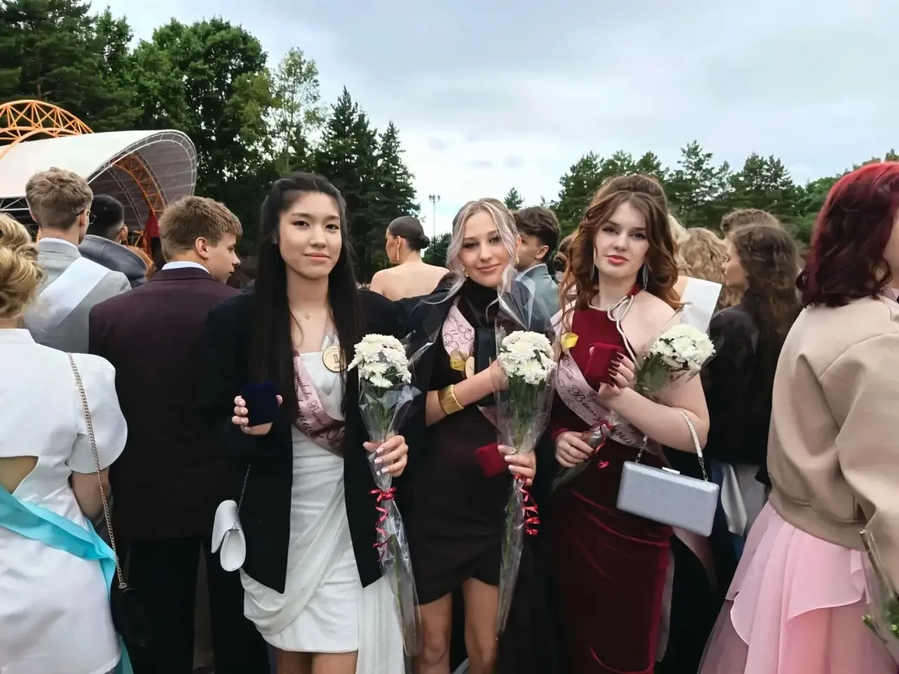 Прекрасные выпускницы из 11А класса🌸
Воротникова Василиса, Олейникова Мария и Ерохина Елизавета 🌷
