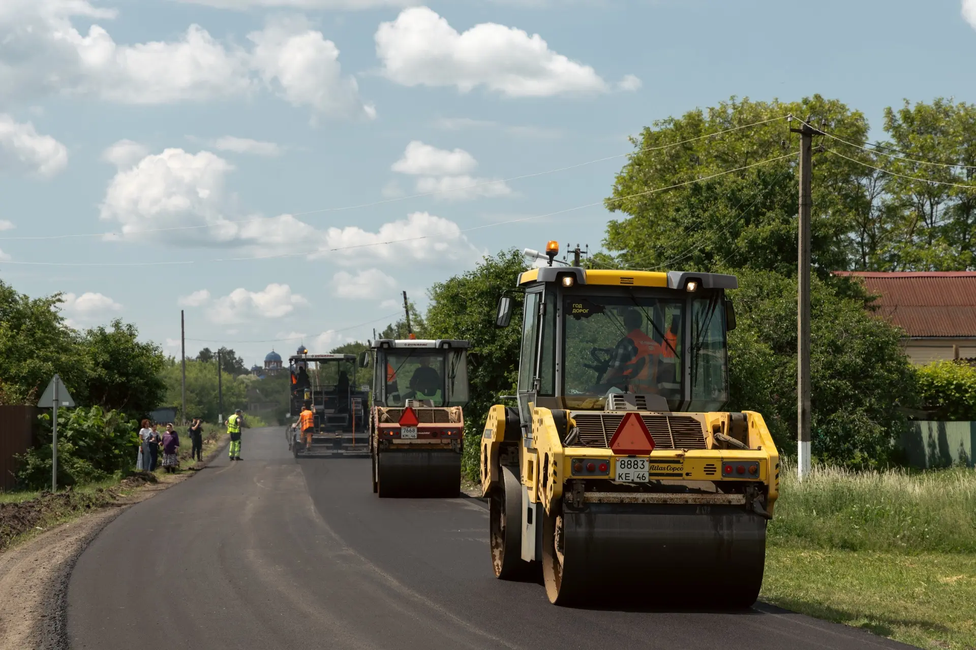 🚧 В Медвенском районе ремонтируют дорогу к храму и двум школам

Работы ведутся по национальному про