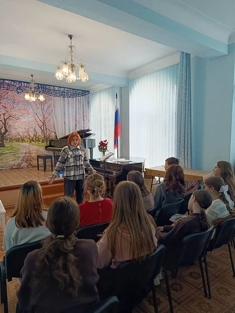 18 мая в ДШИ №2 прошёл познавательный урок‑беседа «Богатое разнообразие мировых культур» 
Обучающиес