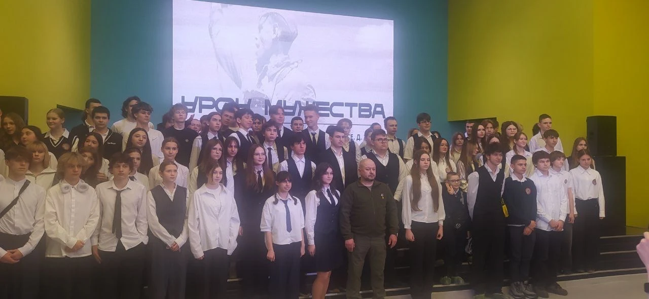 🇷🇺Урок мужества

📌Сегодня студенты группы №451 вместе с куратором Смирновым А.Э. посетили Молодёж