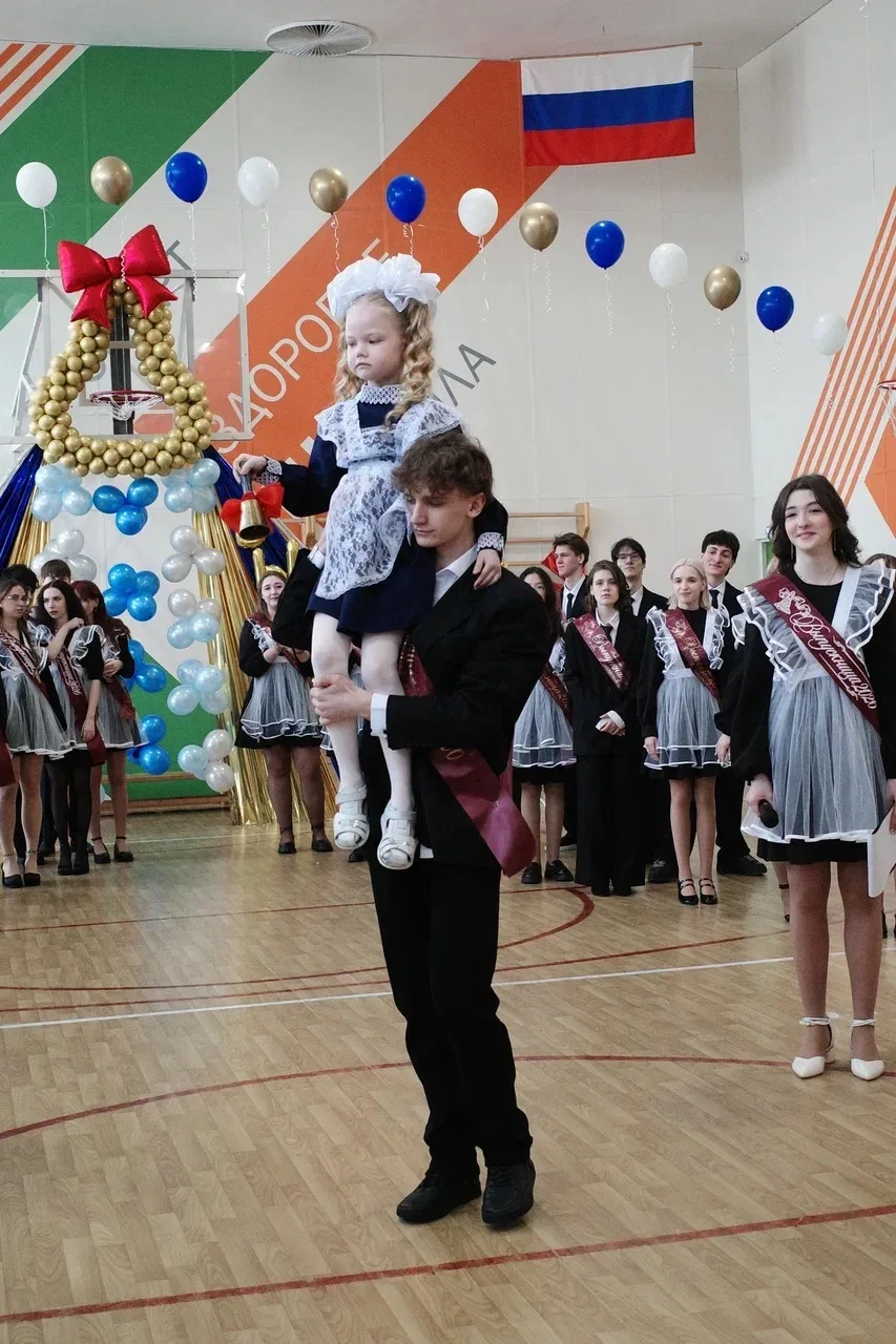 🎉 Последний звонок в МБОУ «СШ №9»! 🎓  

26 мая 2026 года в нашей школе прозвенели последние звонки