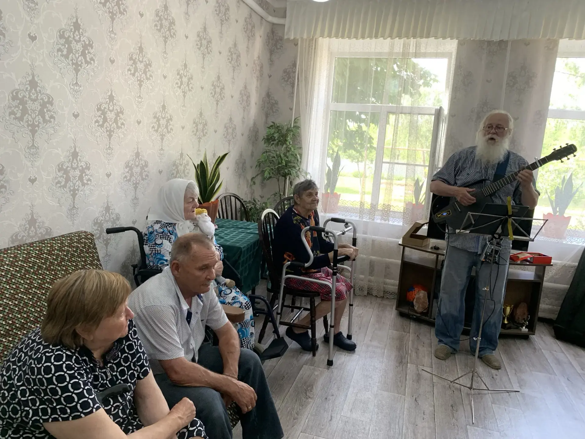 Наши социально-реабилитационные отделения  приняли особого гостя — «Серебряного» волонтера из г.Волг