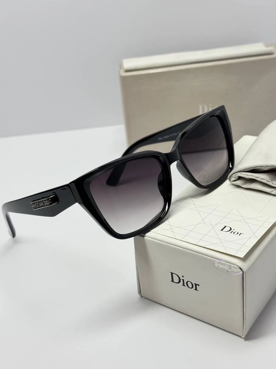#Dior    

◽️Одни очки 
◽️Цена: 2290 ₽ 
◽️Полным Набором:
Коробка , футляр, фирменная салфетка (Как 