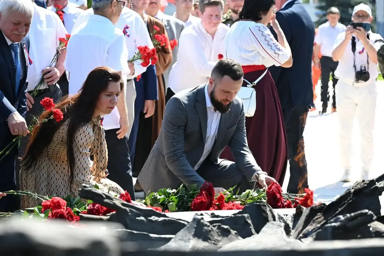 🇷🇺 Сегодня, в День России, мы возложили цветы к мемориалу павшим воинам. Это знак нашей общей благ