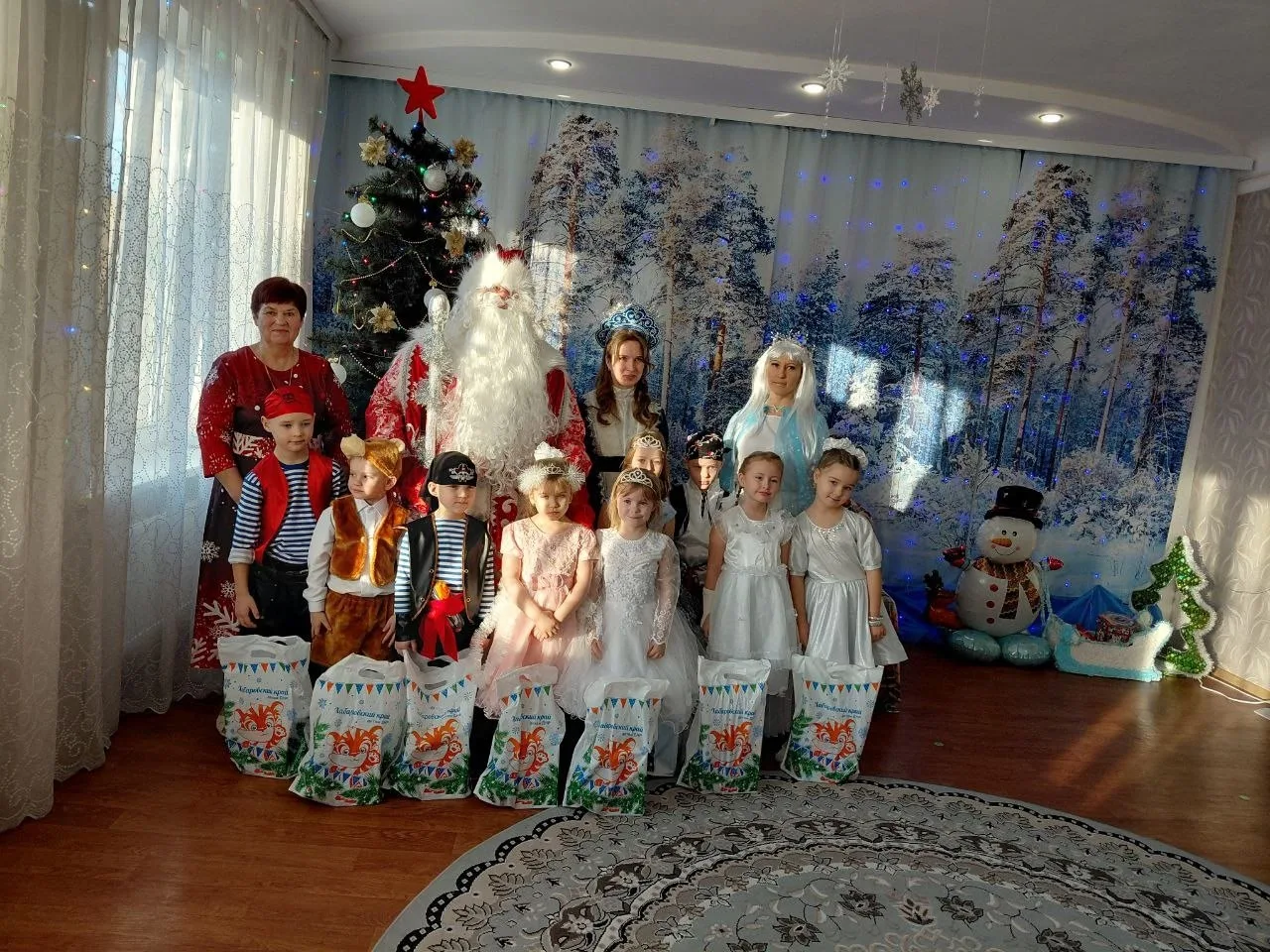 Самый лучший день в году
В нашем дорогом саду!
Елка, дружный хоровод —
К нам приходит Новый год.
Все